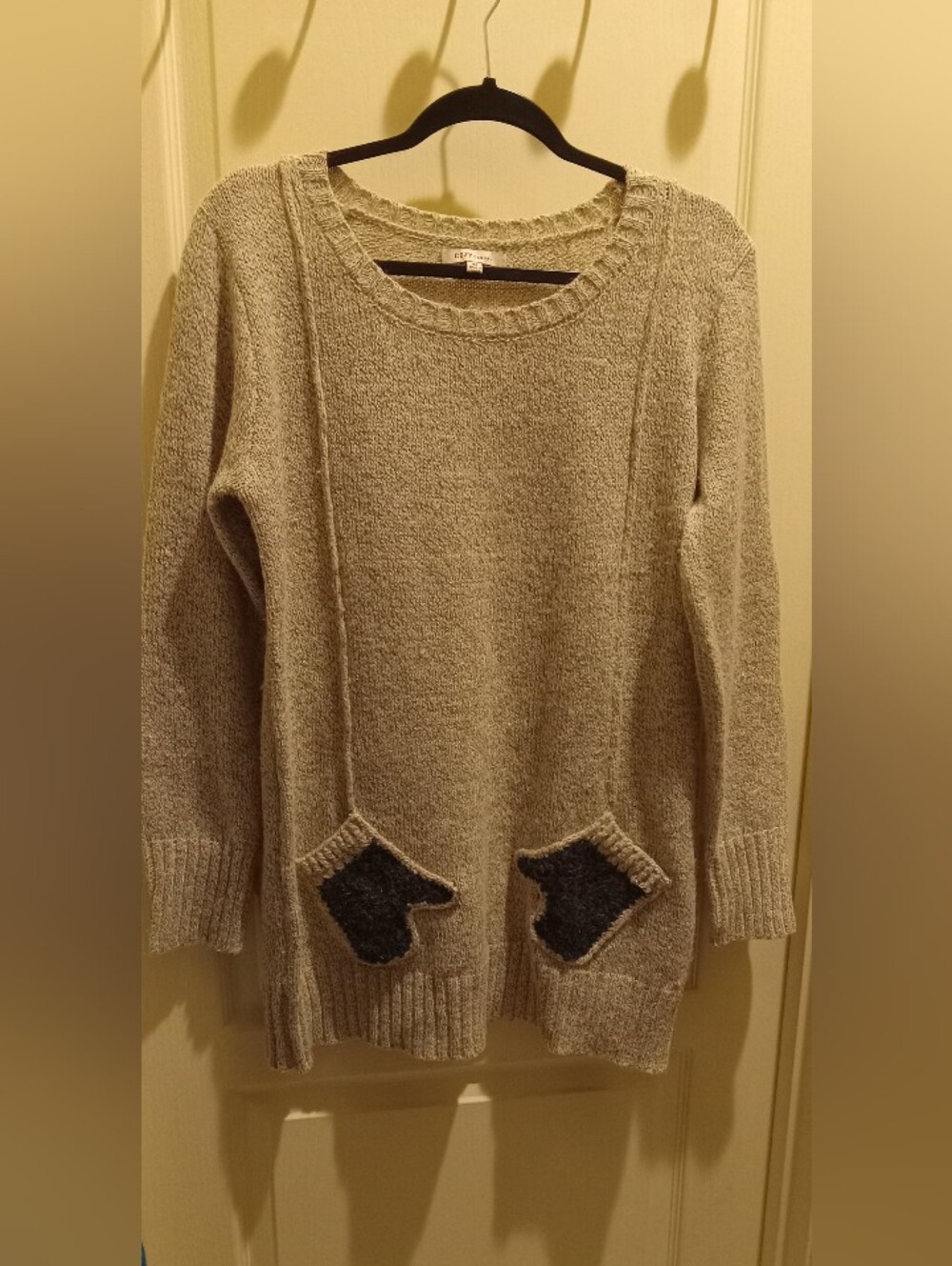 Cozy Women's Crewneck Sweater with Pocket Accents - Light Gray